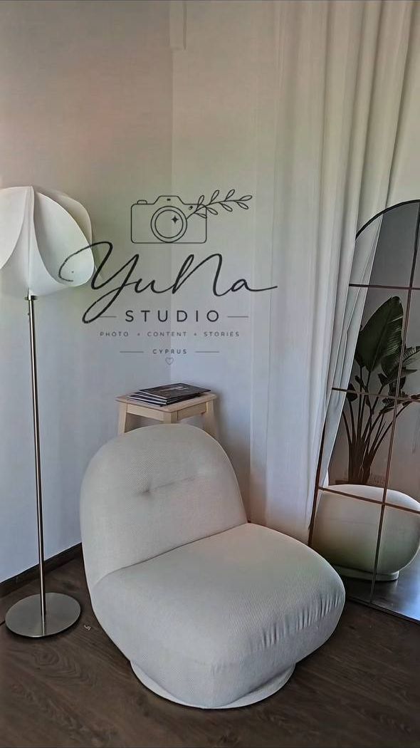 Armchair corner with floor lamp and arched mirror at YuNa Photo Studio